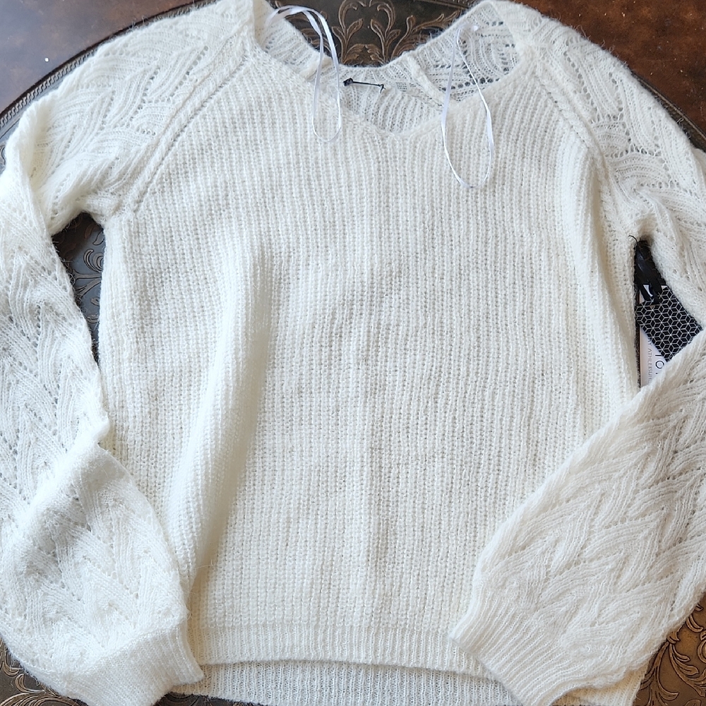 Creamy White Knit Crew Neck Sweater with Relaxed Fit Sz Med